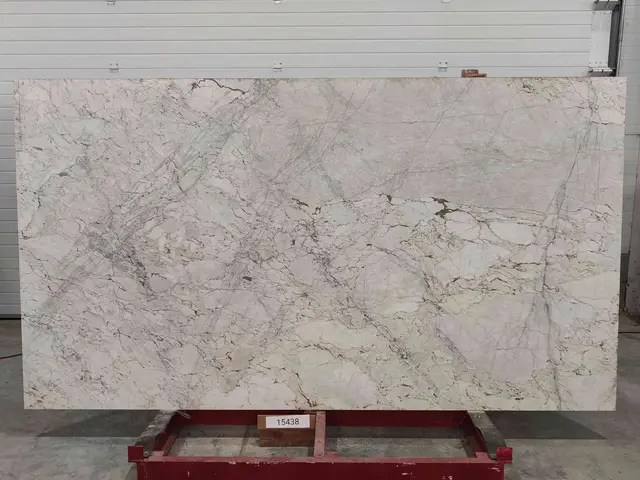 Слэб из мрамора CALACATTA CREMO полированный 2900x1600x20 мм, код 15438