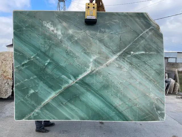 Слэб из кварцита DA VINCI полированный 2550x1800x20 мм, код 16040