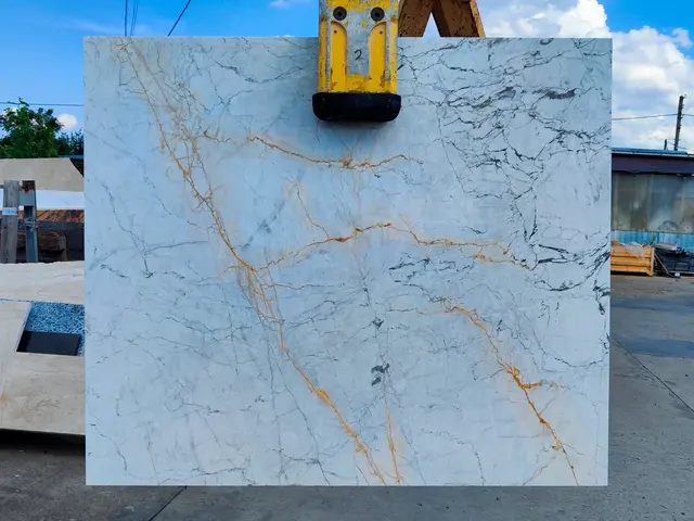 Слэб из мрамора STATUARIO полированный 1403x1104x20 мм, код 25033