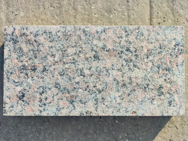 Плитка из гранита КРАСНОГОРСКИЙ термообработанный 600x300x80 мм, код 25601