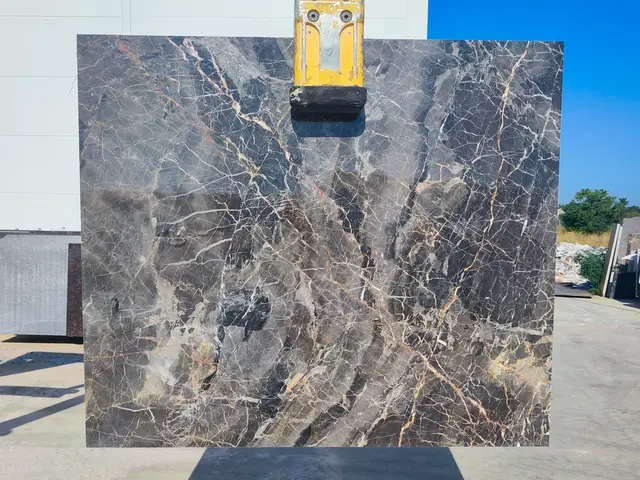 Слэб из мрамора SAINT PELAGIA полированный 1400x1200x30 мм, код 25590