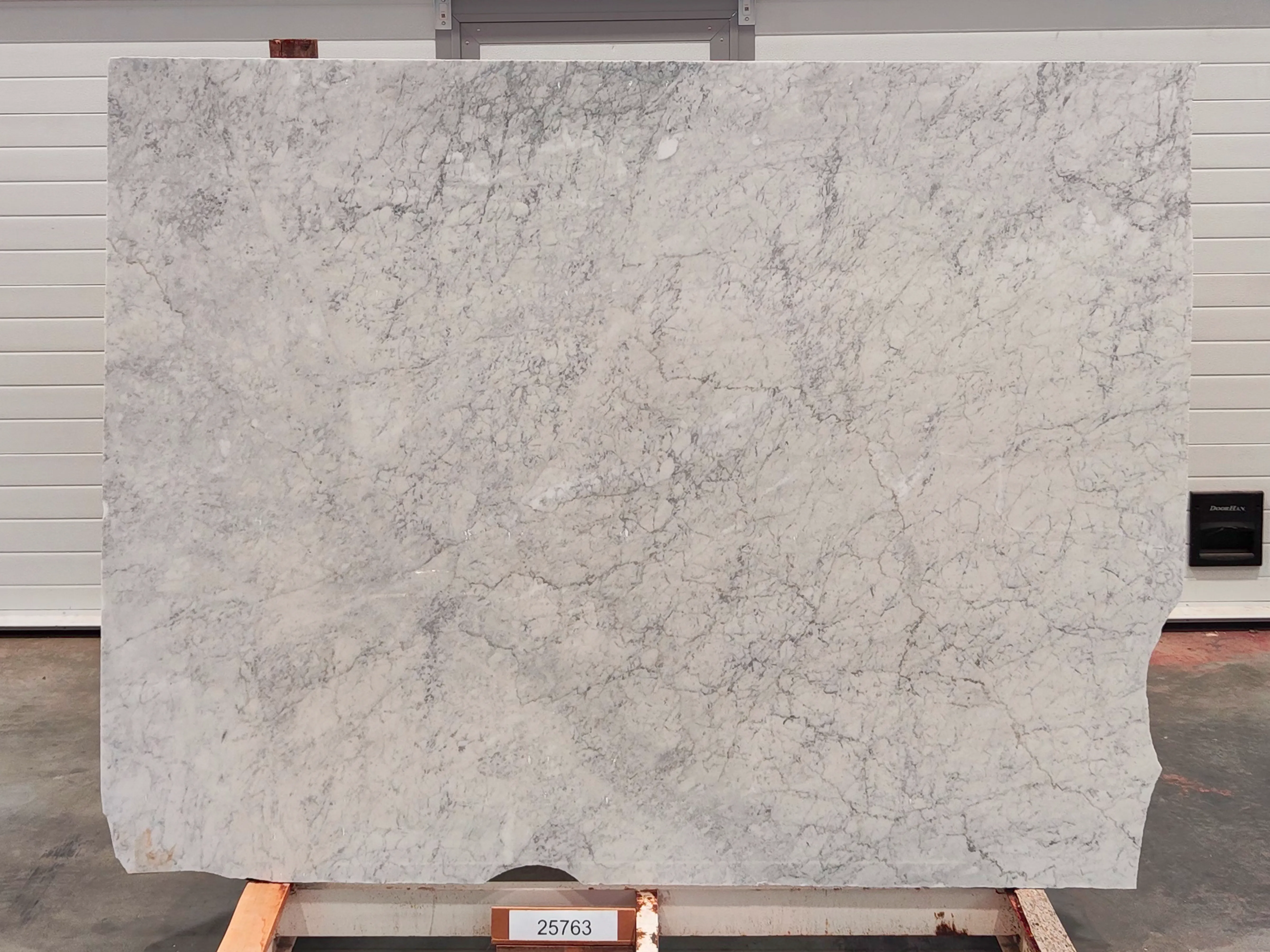 Слэб из мрамора BIANCO CARRARA полированный 2100x1600x20 мм, код 25763