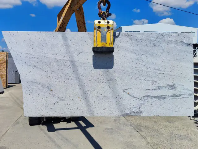 Полоса из гранита RIVER WHITE полированный 1700x840x30 мм, код 24549