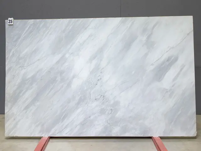 Слэб из мрамора BARGILIO APUANO LIGHT полированный 2550x1550x20 мм, код 26543