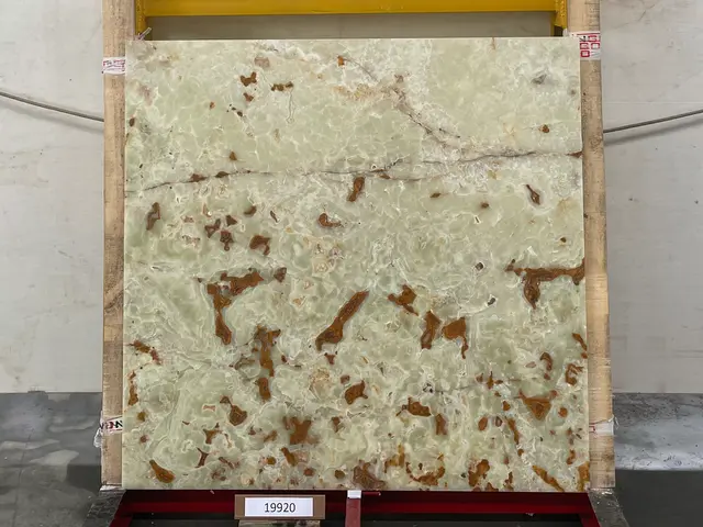 Слэб из оникса VERDE полированный 1450x1400x20 мм, код 19920