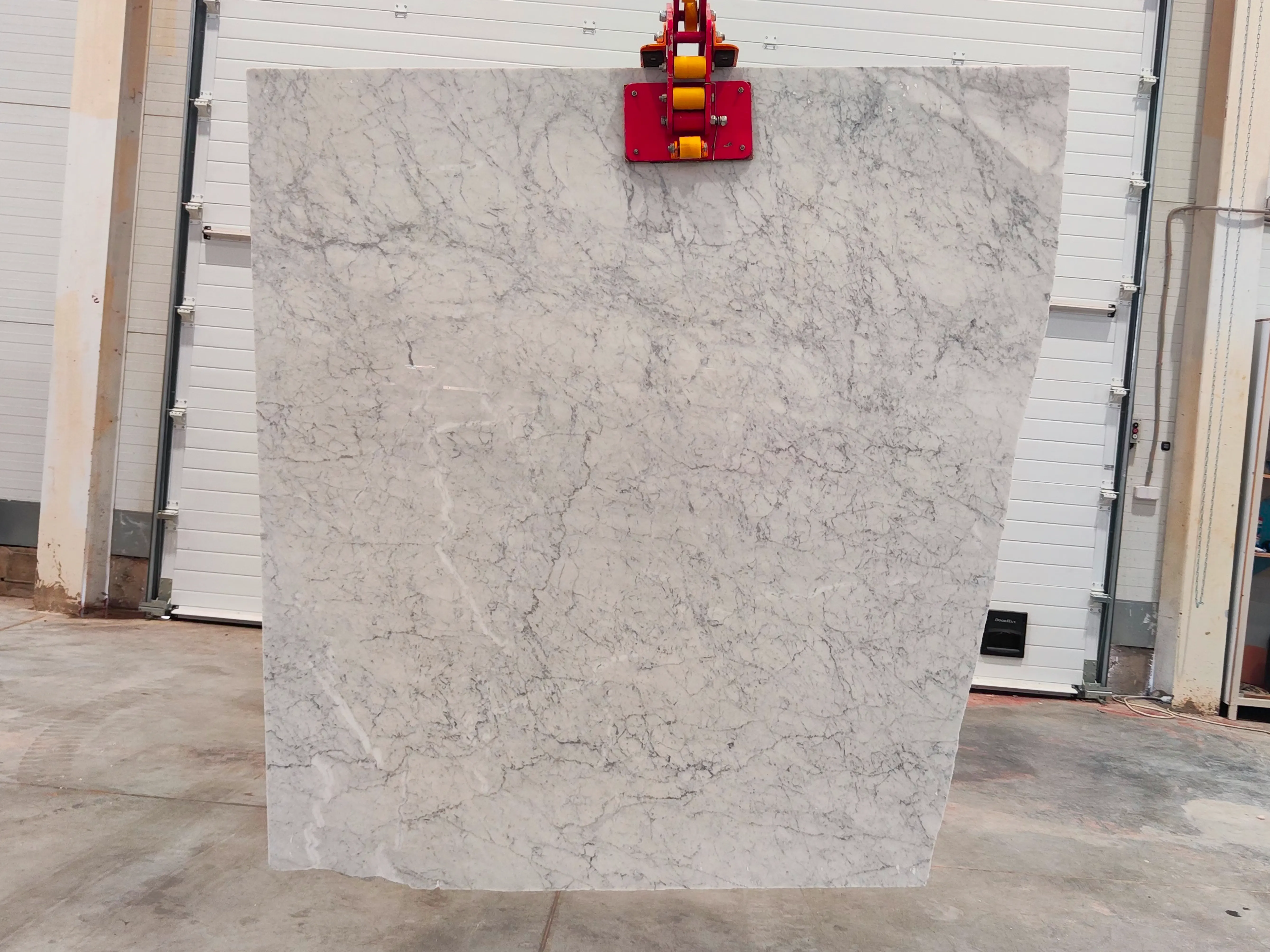 Слэб из мрамора BIANCO CARRARA полированный 1350x1600x20 мм, код 25764