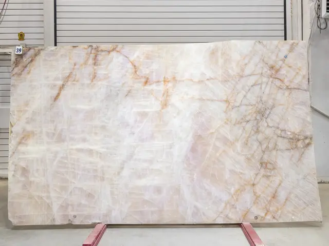 Слэб из кварцита CRISTALLO PINK EXTRA полированный 3100x1800x20 мм, код 25997