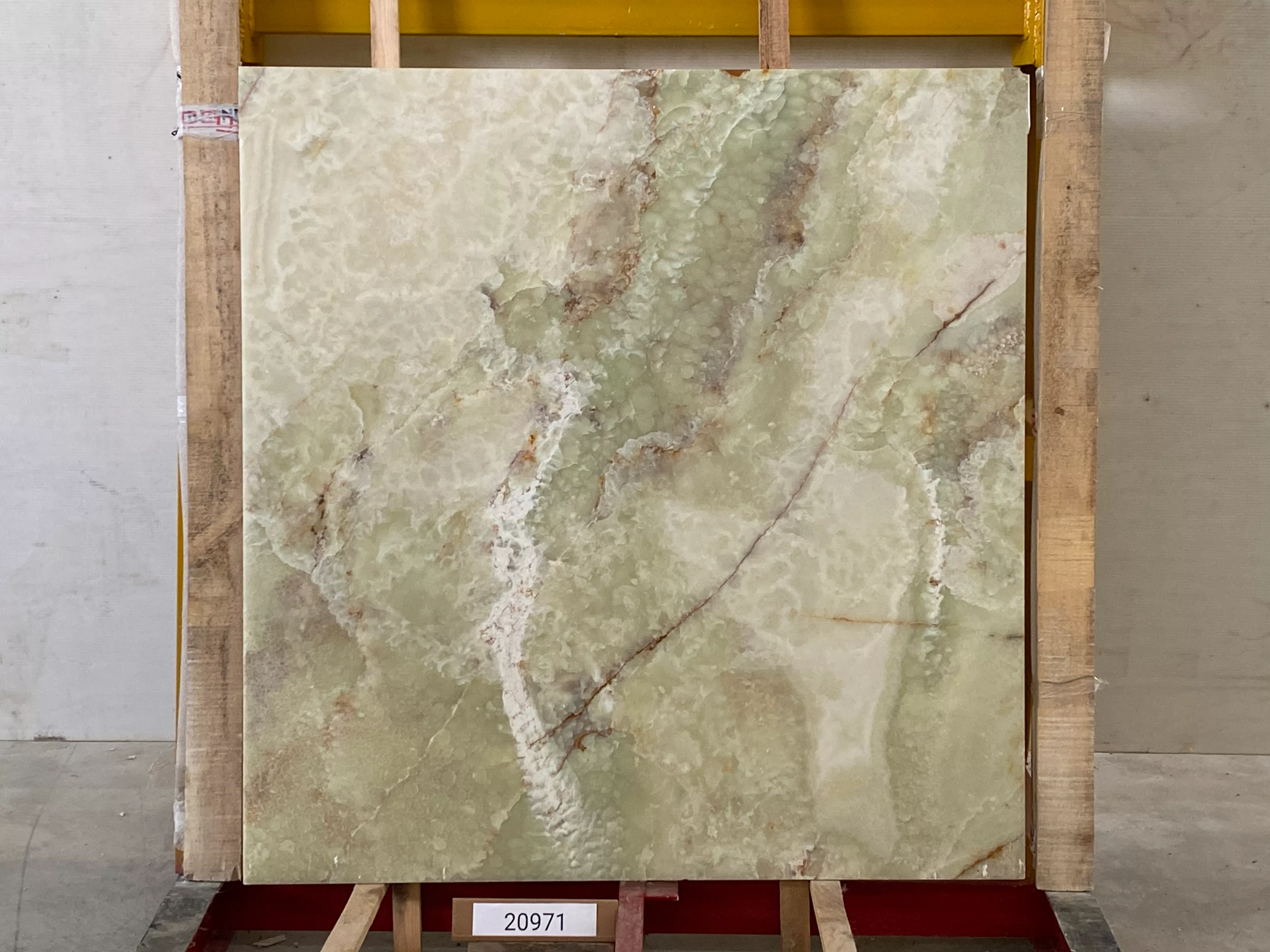 Слэб из оникса ONICE LIGHT GREEN полированный 1350x1400x20 мм, код 20971