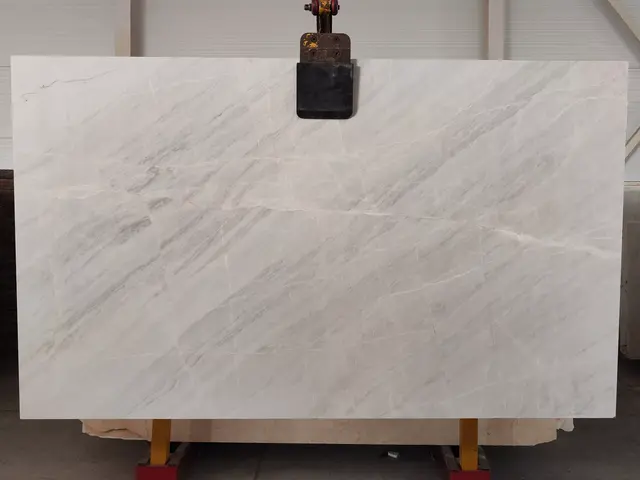 Слэб из мрамора DIONE WHITE полированный 2350x1350x20 мм, код 21306