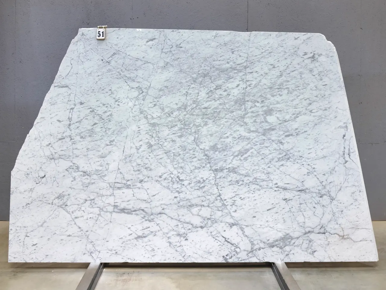 Слэб из мрамора BIANCO CARRARA С полированный 2360x1840x20 мм, код 28696