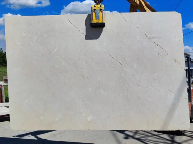 Слэб из мрамора CREMA SIVA полированный 2580x1680x30 мм, код 24264