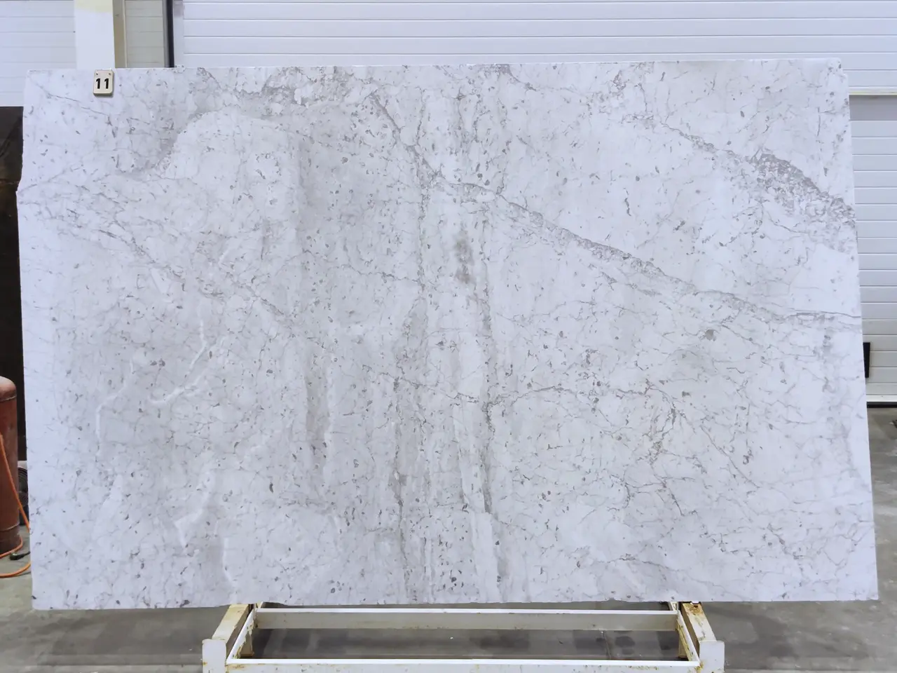 Слэб из мрамора BIANCO CARRARA С полированный 2990x1900x20 мм, код 28741