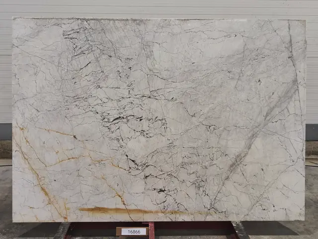 Слэб из мрамора STATUARIO полированный 2600x1800x20 мм, код 16866