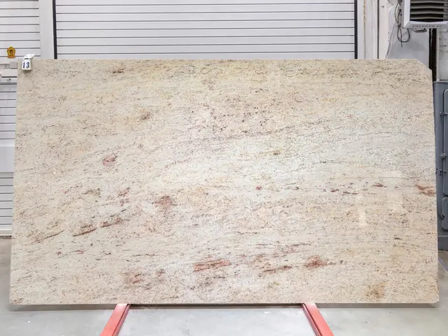 Слэб из гранита IVORY BROWN полированный 3400x1950x30 мм, код 25788