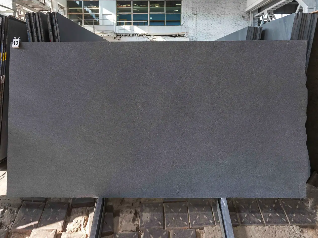 Слэб из гранита SESAM BLACK термообработанный 2800x1750x30 мм, код 28167