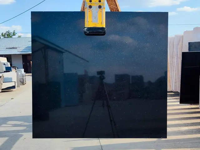 Слэб из гранита BLACK GALAXY полированный 1310x1220x30 мм, код 25612