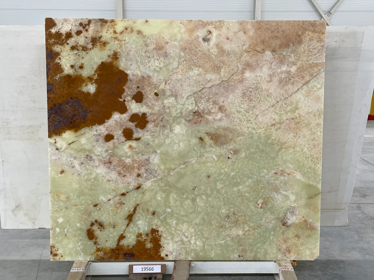 Слэб из оникса VERDE полированный 2040x1800x20 мм, код 19566
