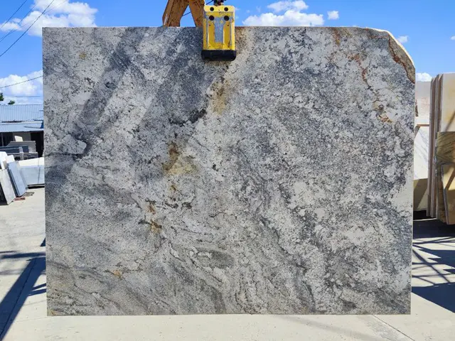 Слэб из гранита WHITE ICE полированный 2300x1800x30 мм, код 24538