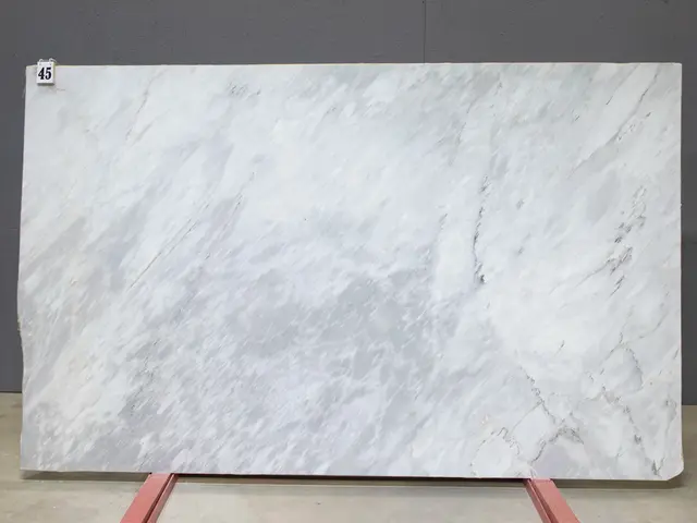 Слэб из мрамора BARGILIO APUANO LIGHT полированный 2550x1550x20 мм, код 26550