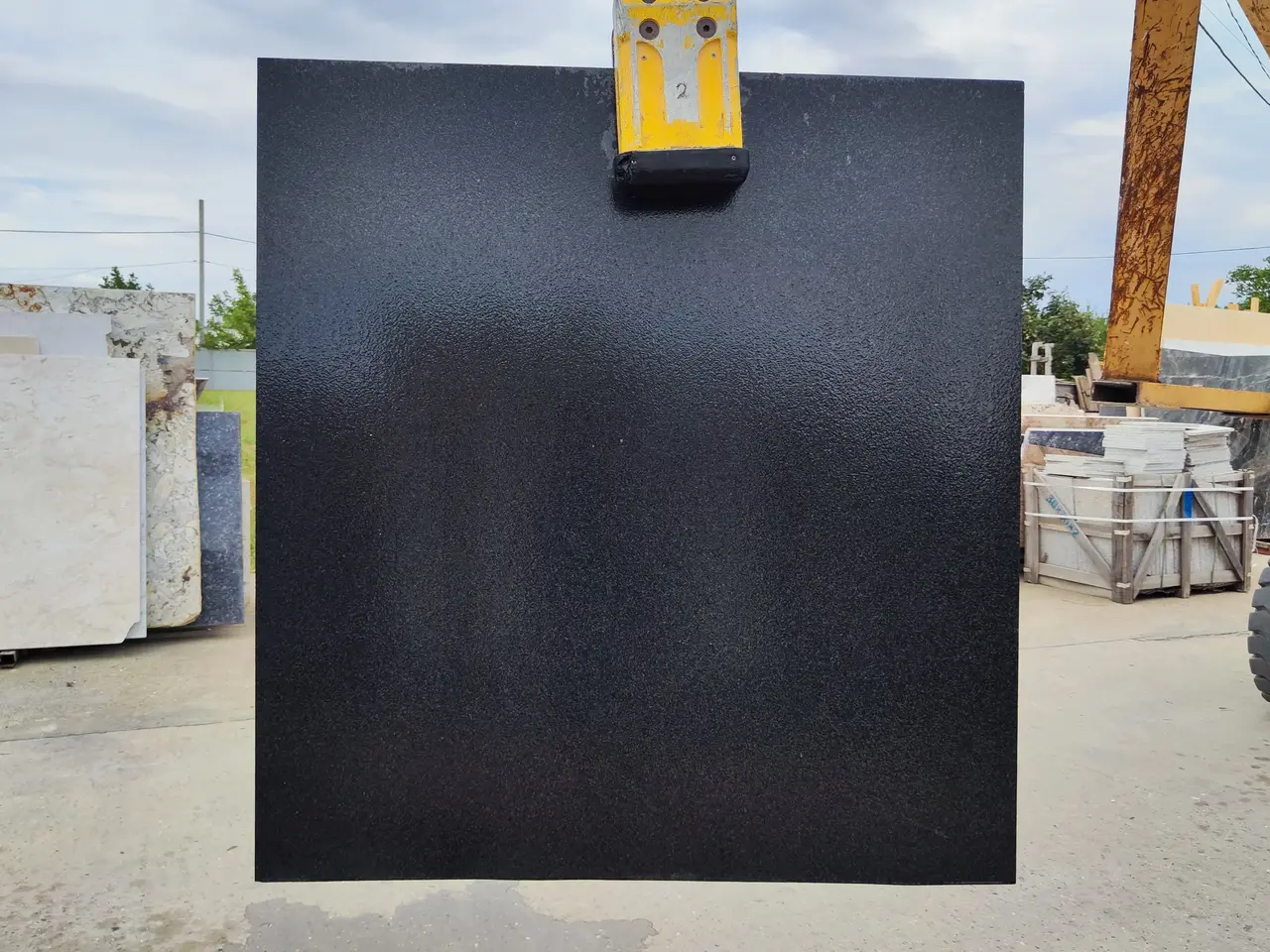 Слэб из гранита ABSOLUTE BLACK LEATHER 1260x1330x20 мм, код 24907