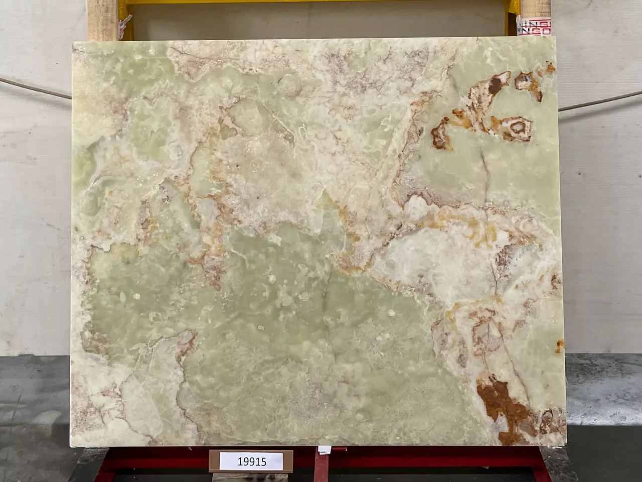 Слэб из оникса VERDE полированный 1650x1350x20 мм, код 19915