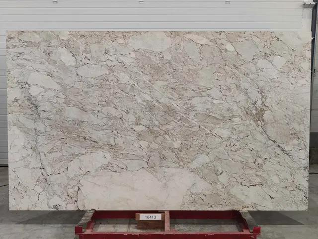 Слэб из мрамора CALACATTA CREMO полированный 2950x1750x20 мм, код 16413