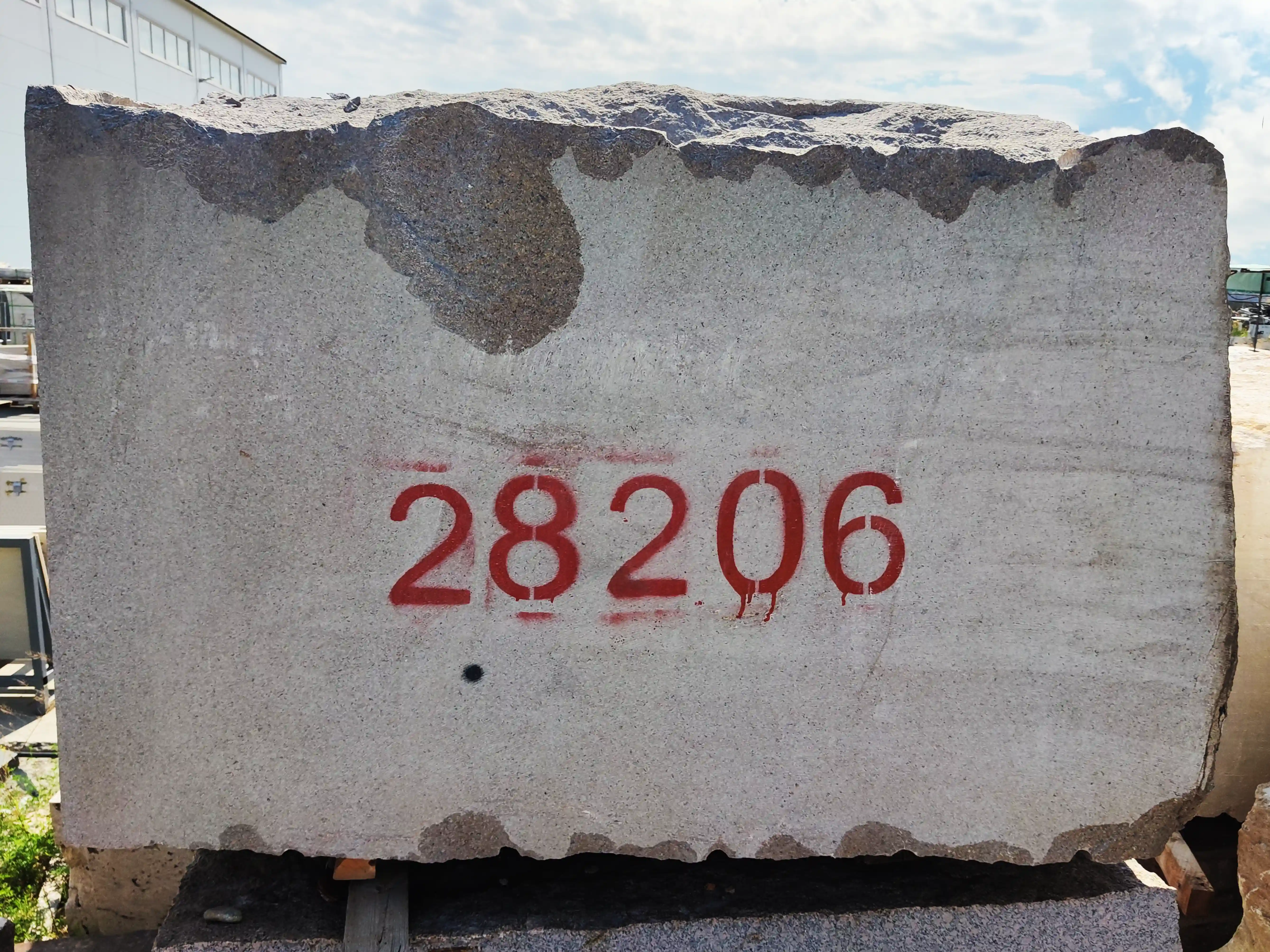 Гранит Блок из гранита КУРТИНСКИЙ 1850x1180x1200 мм, код 28206