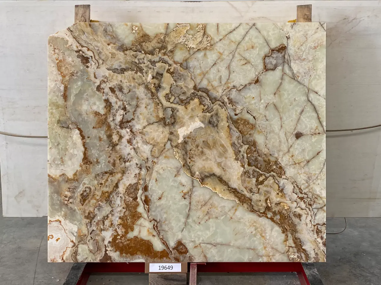 Слэб из оникса VERDE полированный 1850x1600x20 мм, код 19649