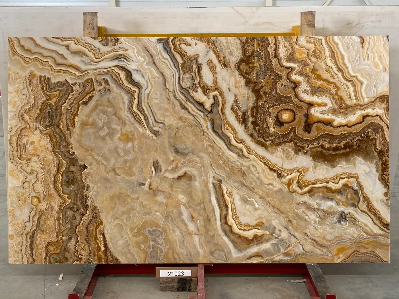 Слэб из оникса ONICE ROMANTIC BROWN полированный 2600x1550x20 мм, код 21023