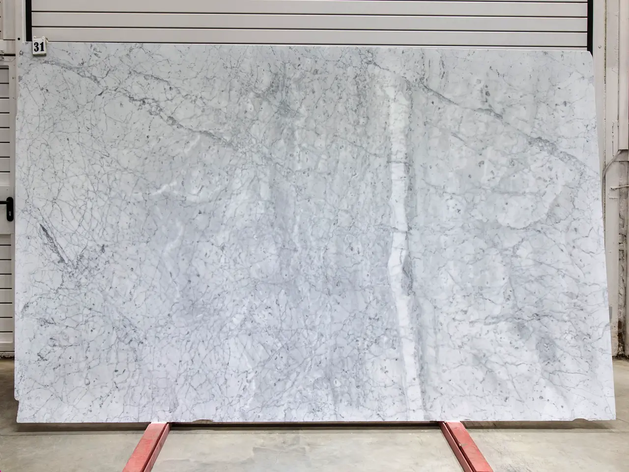 Слэб из мрамора BIANCO CARRARA С полированный 3020x1900x20 мм, код 28744