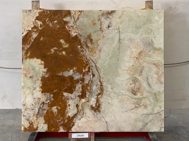Слэб из оникса VERDE полированный 1850x1600x20 мм, код 19646