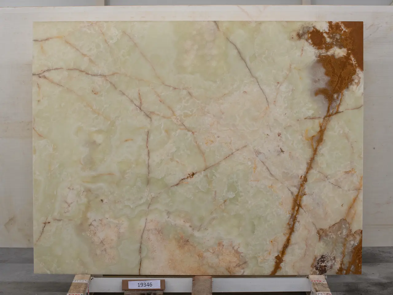 Слэб из оникса VERDE полированный 2150x1650x20 мм, код 19346