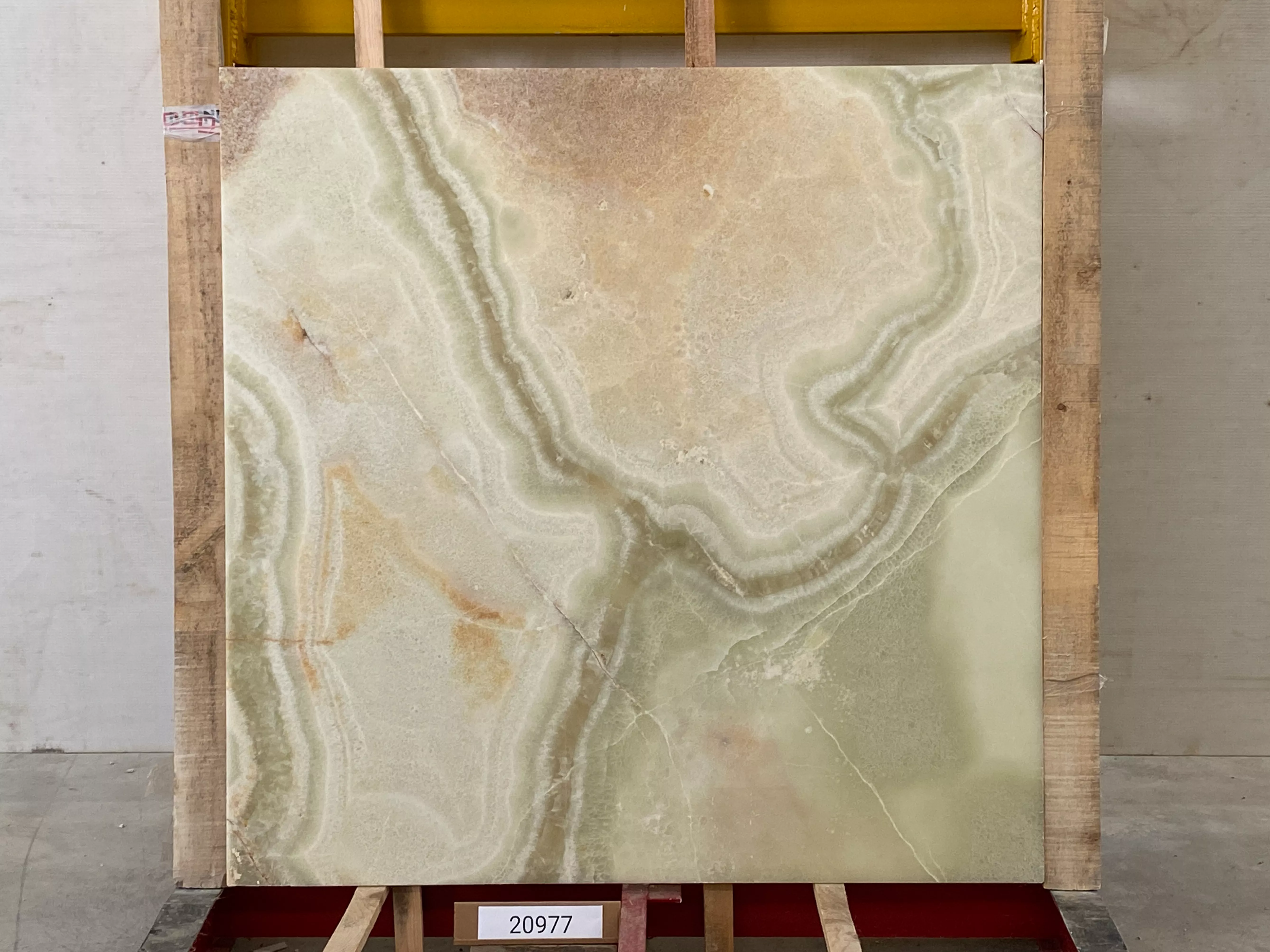 Слэб из оникса ONICE LIGHT GREEN полированный 1400x1400x20 мм, код 20977