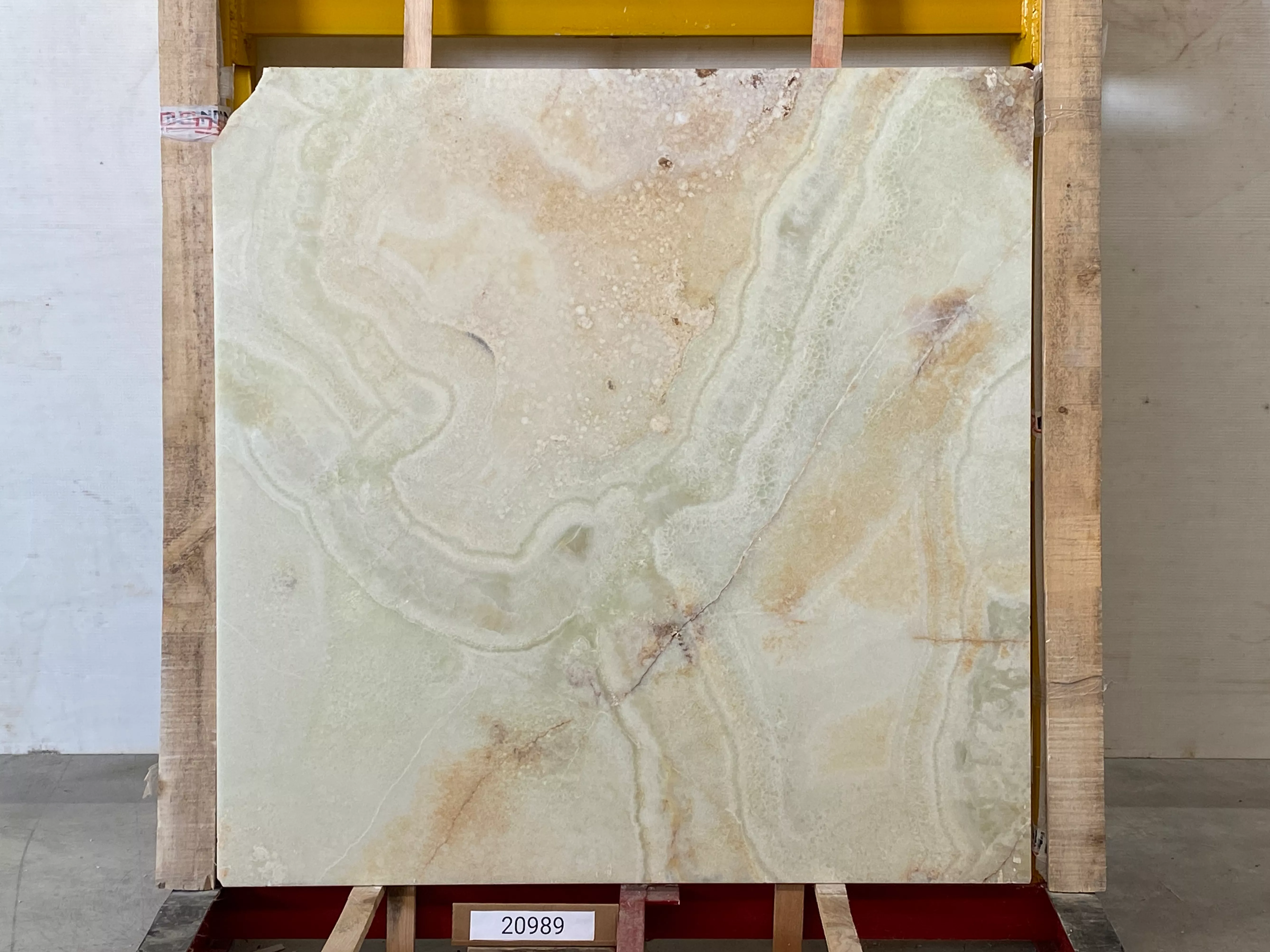 Слэб из оникса ONICE WHITE FLORENCE полированный 1330x1380x20 мм, код 20989