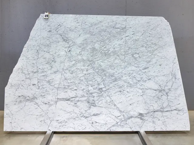 Слэб из мрамора BIANCO CARRARA С полированный 2420x1840x20 мм, код 28694