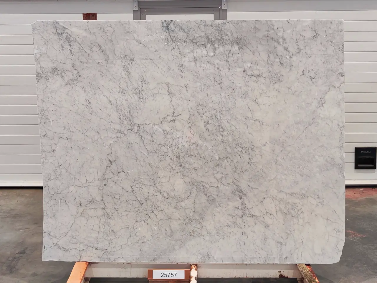 Слэб из мрамора BIANCO CARRARA полированный 2000x1600x20 мм, код 25757