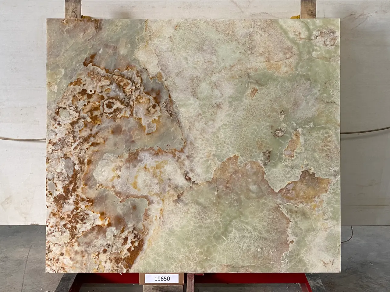 Слэб из оникса VERDE полированный 1850x1600x20 мм, код 19650