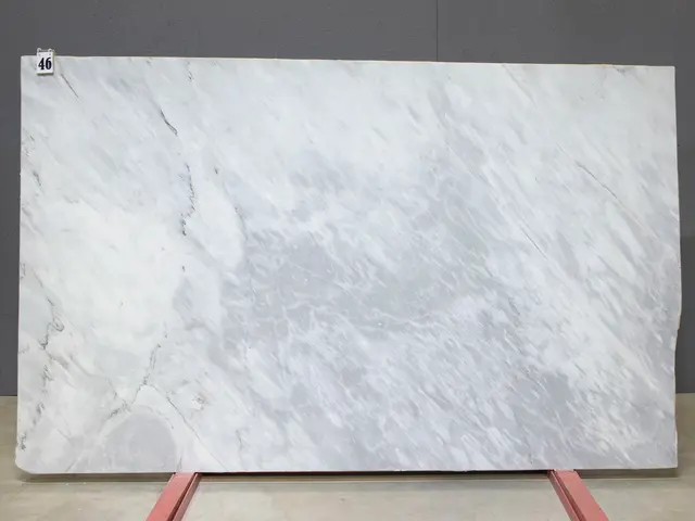 Слэб из мрамора BARGILIO APUANO LIGHT полированный 2550x1550x20 мм, код 26551