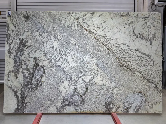 Слэб из гранита REAL BLANСO полированный 3210x2070x20 мм, код 28495