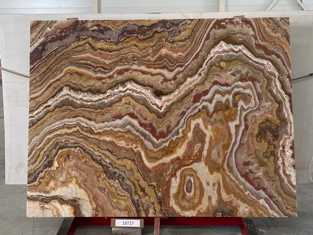 Слэб из оникса ONICE ROMANTIC BROWN полированный 2300x1700x20 мм, код 19727