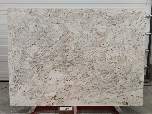 Слэб из мрамора CALACATTA CREMO полированный 2450x1750x20 мм, код 15465