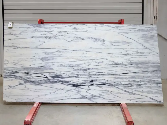 Слэб из мрамора CALACATTA OPTIMA полированный 2650x1300x20 мм, код 28125