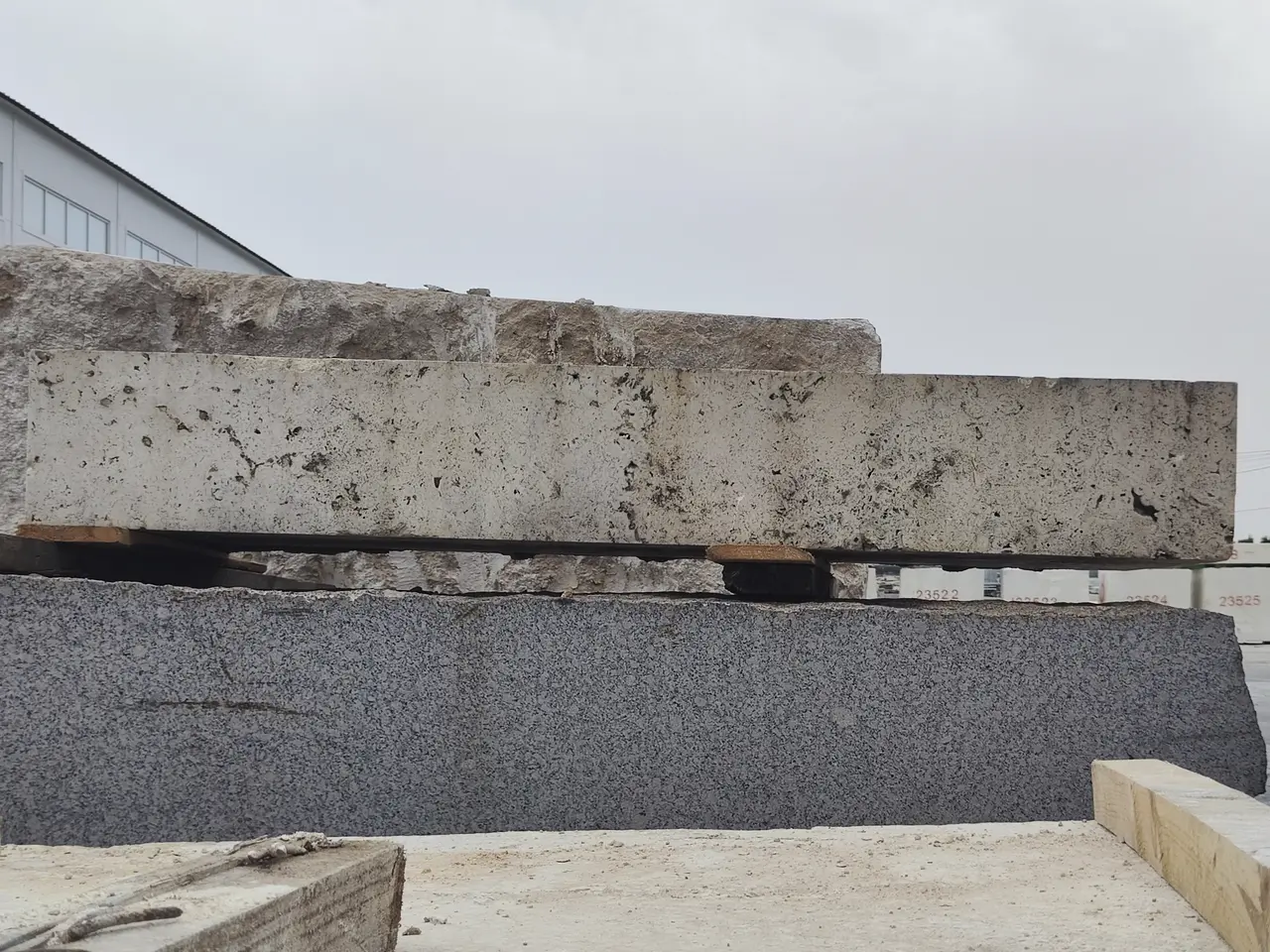 Травертин Блок из травертина CLASSIC LIGHT 1720x550x250 мм, код 23974