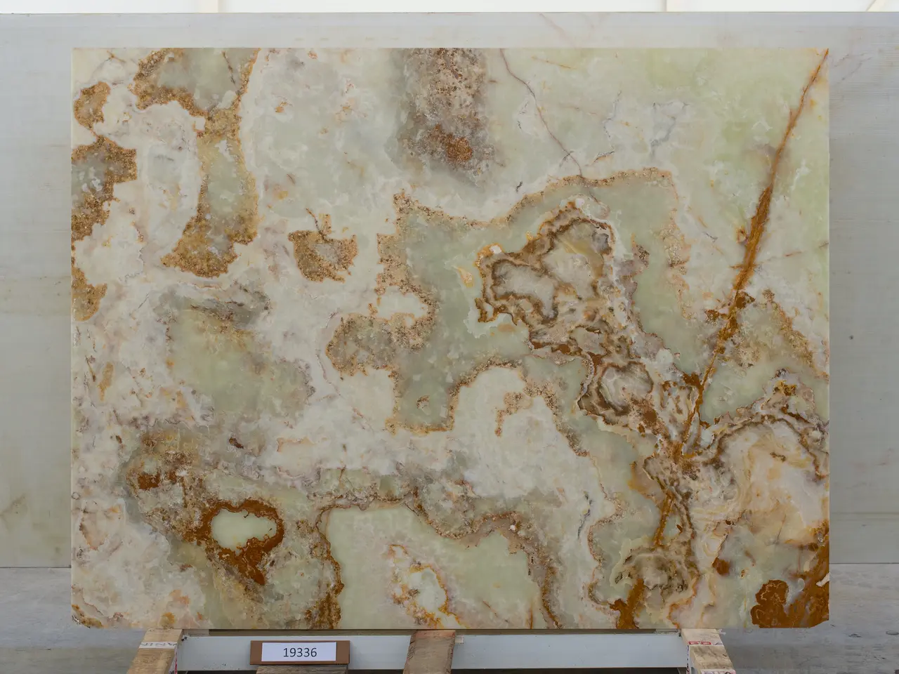 Слэб из оникса VERDE полированный 2150x1650x20 мм, код 19336