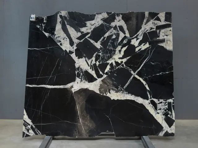 Слэб из кварцита GRAND NOIR полированный 2200x1800x20 мм, код 28322