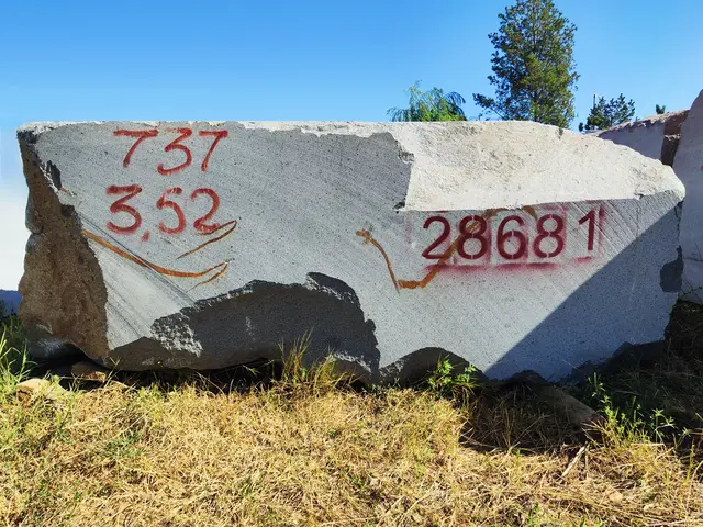 Блок из диорита НОВО-УФАЛЕЙСКИЙ 2860x1690x810 мм, код 28681