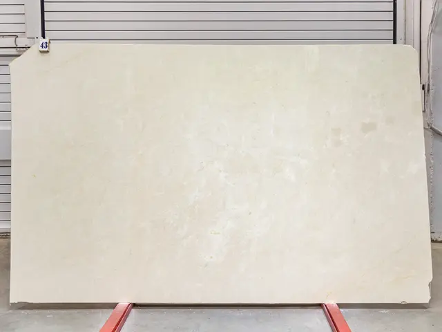 Слэб из мрамора CREMA MARFIL EXTRA полированный 3050x1860x20 мм, код 25740