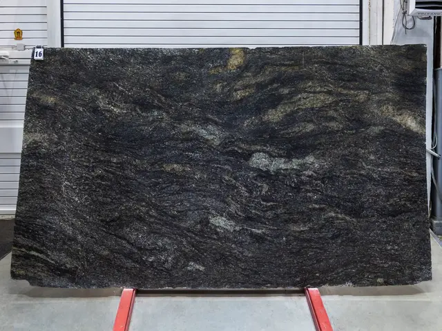 Слэб из гранита METALICUS LEATHER 3300x1920x20 мм, код 28314