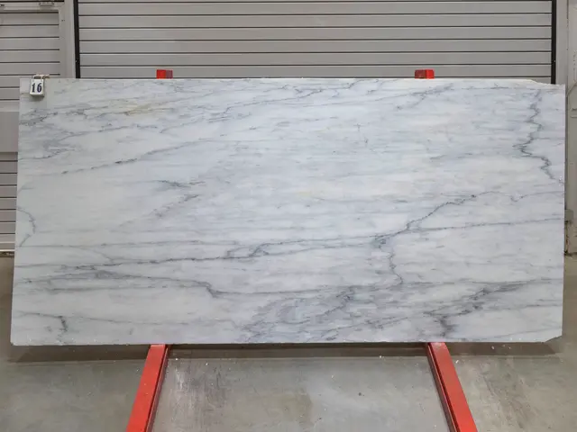 Слэб из мрамора CALACATTA OPTIMA полированный 2900x1350x20 мм, код 28148