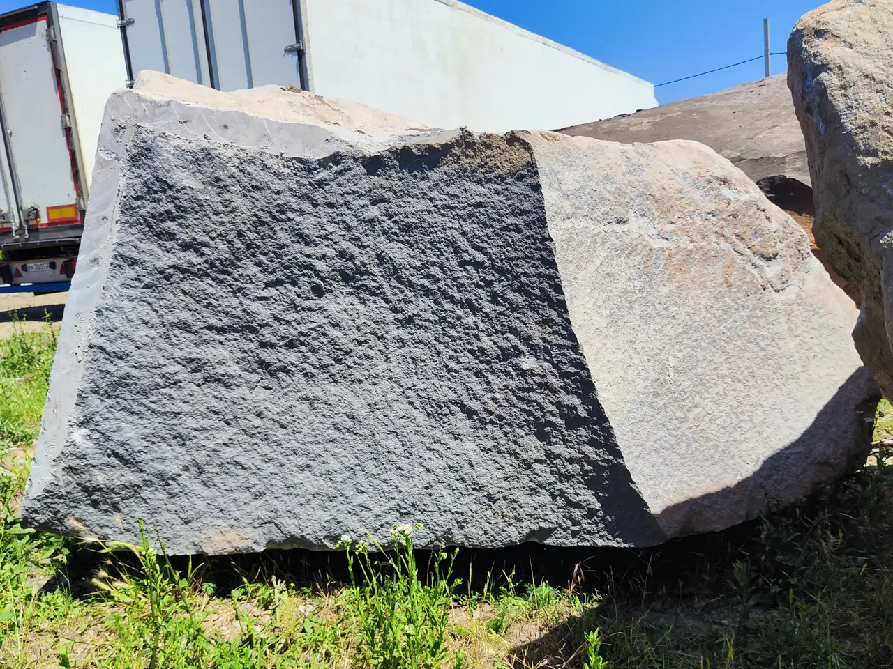 Базальт Блок из базальта ABOVYAN 2200x1300x1250 мм, код 24537